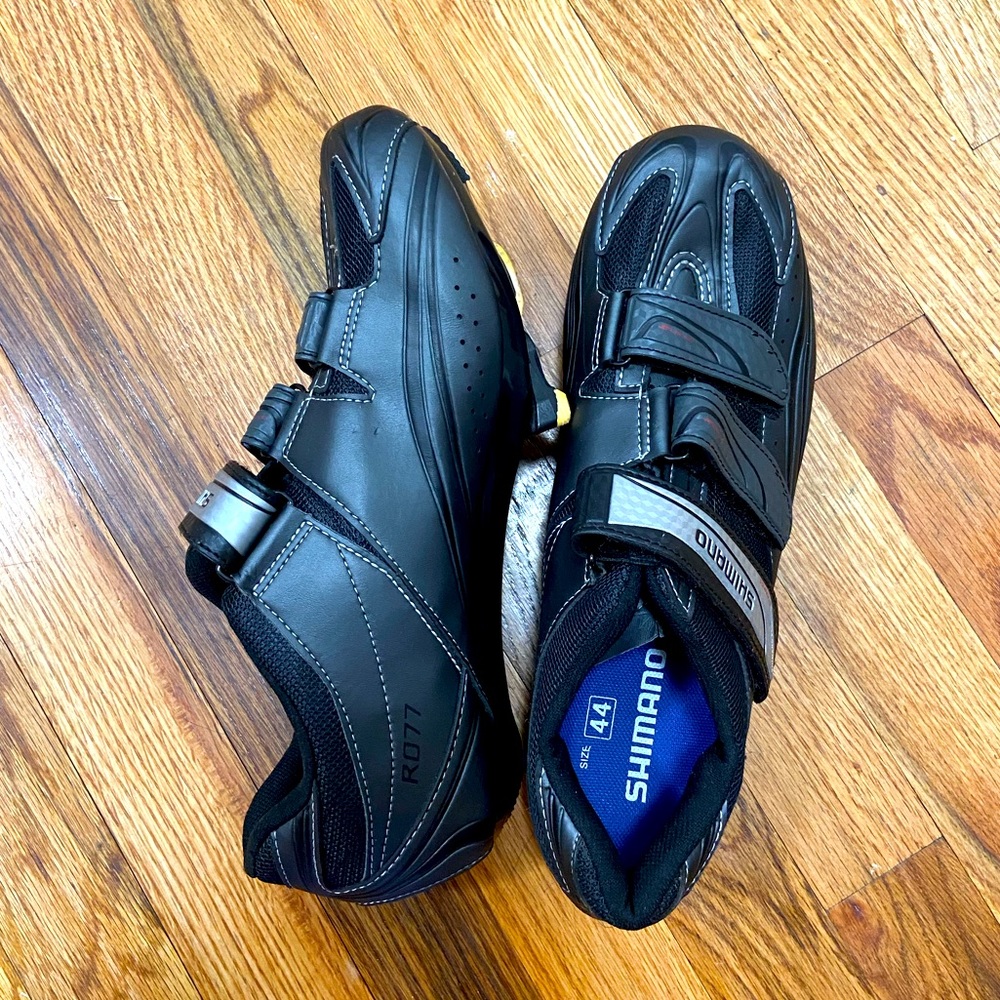 Shimano cycling, spin shoes with clips included. Size 9.5-10
